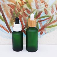 Bouteilles en verre givré vert de 30 ml avec pompe et couvercle en bambou pour cosmétiques