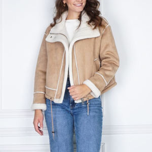 कस्टम ओम महिलाओं की बेज नकली सूड जैकेट. लैममी-लुक कॉलर और कफ, आकस्मिक गिरावट के लिए छिपा ज़िप - Product Image 1