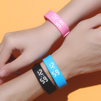 CARDSILK Bracelet lumineux haut de gamme et montre électronique avec bracelet connecté intelligent pour femmes, idéal pour la promotion d'événements, vente en gros