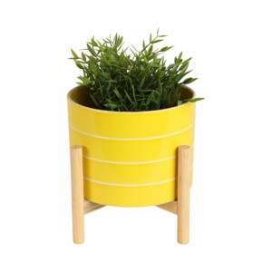 Vaso in Ceramica a Righe con Supporto in Legno, Colore Giallo, per Arredamento Casa, Fioriera per Interni ed Esterni - Product Image 2
