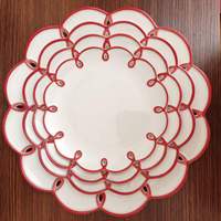 Ensemble d'assiettes de présentation en céramique, assiettes en porcelaine blanche avec bord festonné rouge à motif floral, assiettes à dîner pour la mise en scène de tables de mariage et de banquets