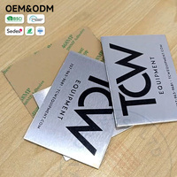 Badges nominatifs personnalisés pour équipements industriels, en aluminium brossé, sérigraphiés, avec logo, adhésifs