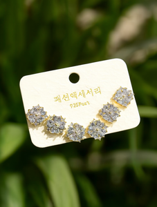 Orecchini a Perno con Fiore in Argento 925 Placcato Oro, Cristalli e Strass, Classici da Donna per Uso Quotidiano - Product Image 2