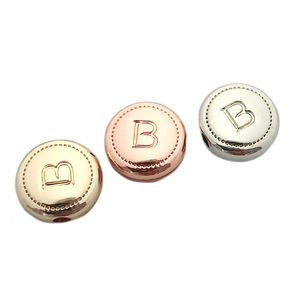 फैशन आकर्षण के लिए कस्टम उत्कीर्ण दौर धातु मोती पत्र लोगो गहने टैग लटकन - Product Image 2