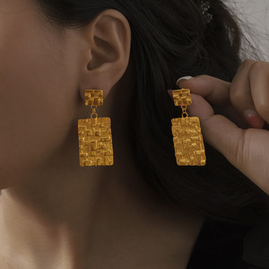 Pendientes chapados en oro de acero inoxidable Joker, diseño de fundición de perlas con sensibilidad, Nueva joyería - Product Image 1