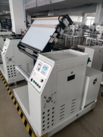 Machine à rembobiner les rouleaux équipée d'un système de guidage automatique et d'un redresseur de déviation, spécialisée pour le contrôle qualité des rouleaux de film d'étiquettes