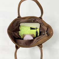 Sac fourre-tout mini en faux daim tendance pour femme avec détails en cuir contrastant, bandoulière amovible et pendentif chiot en option