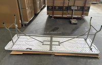 Table pliante robuste pour l'extérieur et l'intérieur, surface en plastique avec structure en métal, légère et peu encombrante