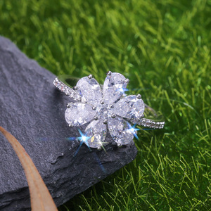 Anello da donna bianco a forma di goccia, stile europeo, con fiocco di neve e fiore, accessorio per le mani per Natale e festività - Product Image 3