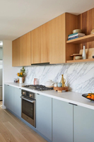 Armoires de cuisine Vermonhouzz sur mesure bicolores avec garde-manger haut intégré et étagères ouvertes à LED pour cuisine commerciale