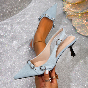 Escarpins élégants bleu denim clair à bout pointu, avec décorations multi-boucles métalliques, bride arrière et talon chaton fin, chaussures habillées - Product Image 1