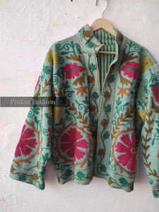 Chaqueta de terciopelo de lujo para mujer, estilo suzani, tejida, ecológica, transpirable, resistente al viento, con bordado de inspiración vintage y motivos tropicales. - Product Image 6