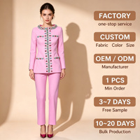 Ensemble deux pièces pour femme : Blazer rose orné de strass et de perles, veste à chaînes et pantalon slim