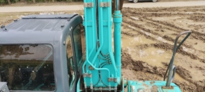 รถขุดมือสองคุณภาพสูงนำเข้าจากญี่ปุ่น Kobelco SK200 พร้อมใบรับรอง CE  พร้อมอุปกรณ์เสริมเบรกเกอร์ทัมบ์และอุปกรณ์เสริมเอ้กเกอร์ - Product Image 6