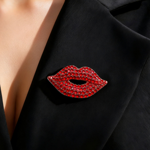 Spilla a forma di labbra rosse con strass e cristalli, accessorio moda per donne e ragazze, regalo di nozze. - Product Image 2