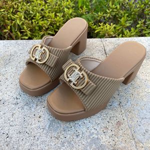 Nuevas Sandalias de Tacón Alto para Mujer, Diseño Artesanal con Punta Cuadrada y Tacón Grueso, Tallas Grandes, Calzado para Exteriores, Venta al Por Mayor para Comercio Exterior - Product Image 4