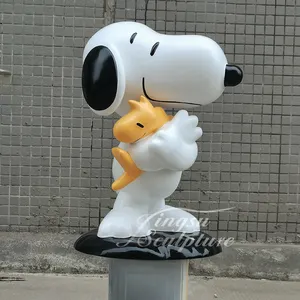 Parque al aire libre decoración tamaño personalizado famoso Snoopy fibra de vidrio personaje de dibujos animados estatua