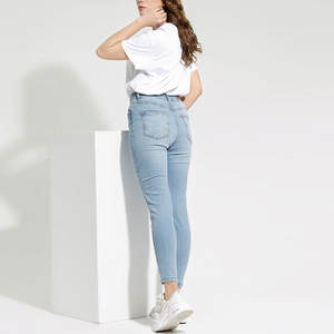 Pantalones vaqueros rectos de corte ajustado para mujer, para uso en exteriores, fabricantes de ropa, pantalones vaqueros de cintura alta personalizados para mujer en venta - Product Image 2