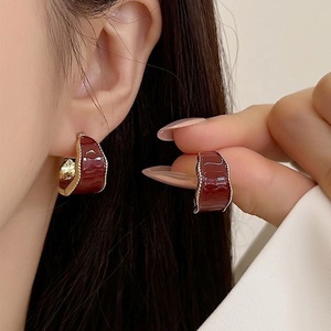 Pendientes de tuerca chapados en oro con esmalte goteado en forma de C, estilo retro francés, para mujer, modernos, de fiesta, de lujo ligero, de alta gama, versátiles - Product Image 2