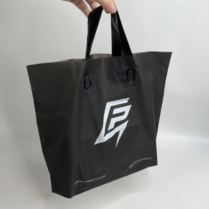 Sacs shopping en plastique noir personnalisés avec poignée souple, logo imprimé, réutilisables, sacs cadeaux pour boutique de vêtements - Product Image 6