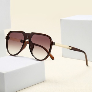 Nuovi Occhiali da Sole Quadrati con Lente Unica, Protezione dai Raggi UV, Adatti sia per Uomini che per Donne - Product Image 1