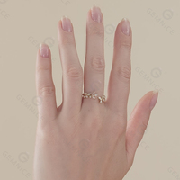 Gemnel Bague fine en argent sterling 925 plaqué or 18 carats Bague ouverte de louange empilable avec feuille d'olivier et zircon
