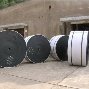 Elastik kumaş 15mm kalınlık EP 300 <span class=keywords><strong>5</strong></span> kat 4.<span class=keywords><strong>5</strong></span> + 1.<span class=keywords><strong>5</strong></span> kauçuk konveyör bant için santral taşıma kömür - Product Image 2