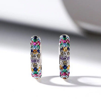 Kadınlar için Gökkuşağı Kübik Zirkonya Huggie Halka Küpeler, 4mm, Beyaz Altın Kaplama Pirinç Taşlı, 1 Renk