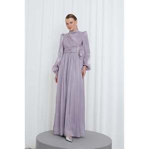 Vestido de noche elegante plisado de manga larga para mujer Puane con cinturón y adornos de piedras para ocasiones especiales - Lila - Product Image 1