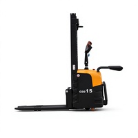 Gerbeur à conducteur debout 550 à jambes étroites, 1,5 tonne, 3 m, cadre noir, conforme CE, pour centre de distribution, configuration multi-batteries