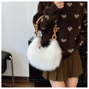 Borsa di lusso a forma di mezzaluna carina con manico in legno per ragazza di moda invernale morbida borsa in peluche sotto le ascelle di lusso Kawaii - Product Image 4