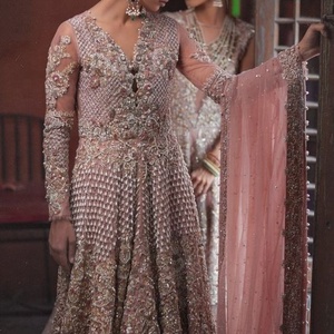 Hermoso vestido nupcial indio paquistaní hasta el suelo con bordado Zardozi 3D pesado para boda diseño elegante 2025 - Product Image 1