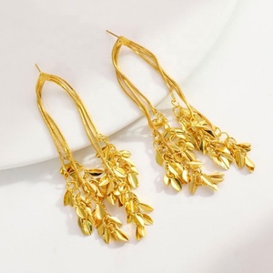 Pendientes de Aro con Borla Dorada y Espiga de Trigo para Mujer, Diseño Largo de Lujo con Personalidad Única y Sentido de Temperamento de Lujo Ligero - Product Image 4