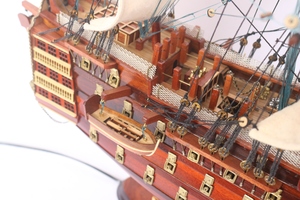 GIA NHIEN HMS VICTORY avec éclairage, modèle de bateau à voile historique pour la décoration de la maison, du bureau et les cadeaux d'entreprise, en bois artisanal de qualité supérieure - Product Image 2