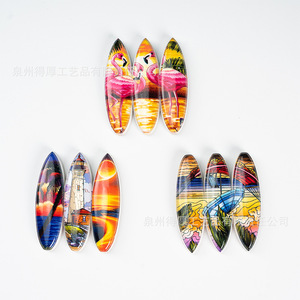 แม่เหล็กติดตู้เย็นรูปทรงกระดานโต้คลื่นแบบกำหนดเอง งานฝีมือเรซิ่น ดีไซน์ชายฝั่ง ชุดสามชิ้น ของตกแต่งบ้าน - Product Image 2