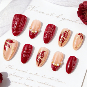 <span class=keywords><strong>Uñas</strong></span> Postizas Personalizadas al por Mayor, <span class=keywords><strong>Uñas</strong></span> en Forma de Almendra con Pegamento, <span class=keywords><strong>Uñas</strong></span> Adhesivas para Mujer, Diseño Dorado en Relieve con Detalles de Perlas - Product Image 2