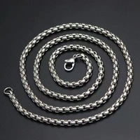 Accessoires de mode rétro en métal personnalisés avec logo, incluant porte-clés de moto, pendentifs, clochettes, colliers et breloques de voiture.