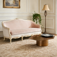 Table basse de luxe en pierre et bois avec plateau en acier laqué laiton, style italien moderne, minimaliste, élégant et peu encombrant pour villa