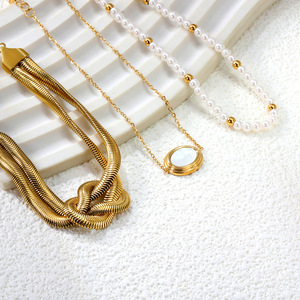 สร้อยข้อมือมุกสองสายสำหรับผู้หญิงสไตล์ยุโรปอเมริกัน ทำจากสแตนเลสประดับเปลือกหอยสีขาว ของขวัญเครื่องประดับแฟชั่นสำหรับงานปาร์ตี้และงานแต่งงาน - Product Image 1