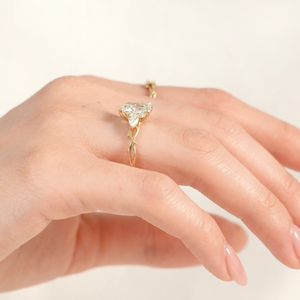 Anillo de Compromiso de Plata 925 Chapado en Oro con Diamante Cultivado en Laboratorio con Corte Esmeralda, Certificado IGI, Joyería de Boda con Corte Trillón para Mujer - Product Image 1