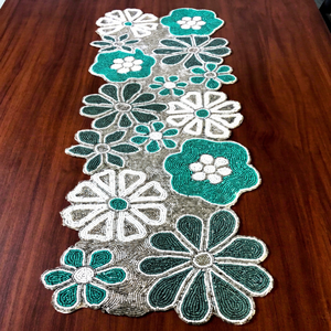 Chemin de table en tissu floral fait main, design luxueux, vert et blanc, brodé, écologique, durable, réglable, léger, personnalisé - Product Image 1