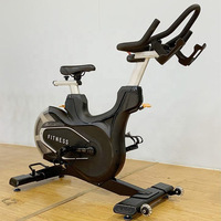 Nouveauté équipement de sport de résistance magnétique de forme physique commerciale cycle d'exercice dynamique électrique vélo de rotation pour la salle de sport