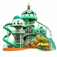 Aire de jeux extérieure sur mesure sur le thème des parcs d'attractions, grands toboggans pour enfants, tours de grimpe et filets d'escalade, adaptées aux parcs et aux stations balnéaires