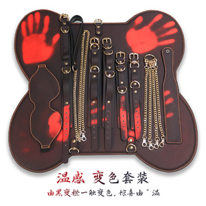 Ensemble de bondage BDSM, attaches en cuir, collier, menottes, laisse avec motif d'empreintes de mains rouges - Product Image 6