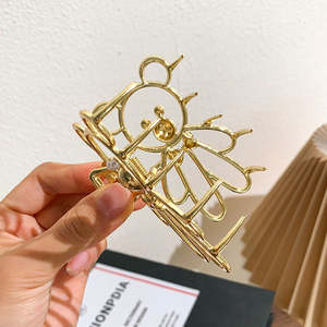 <span class=keywords><strong>Ours</strong></span> en alliage creux en trois dimensions Pince à cheveux pour fille 10cm Large Metal Imitation Pearl Shark Clip Elegant Simple Hair Claw - Product Image 4