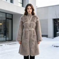 Manteau trench en fausse fourrure de renard de luxe pour femme, élégant, col en V, ceinturé, long, personnalisable en matière, taille et couleur, avec étiquette.