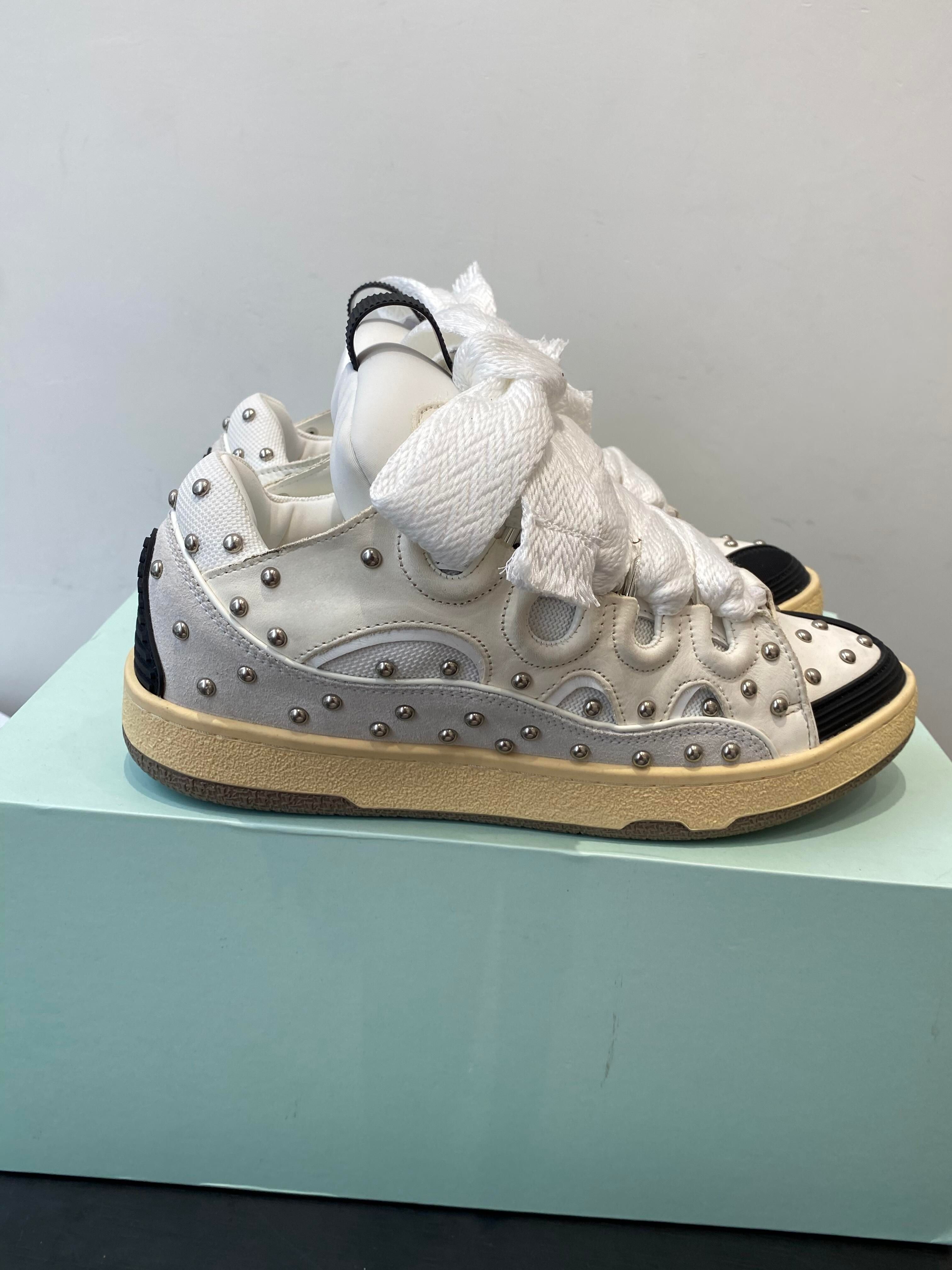 สีขาวประดับหมุด