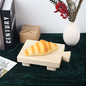 Vente directe d'usine de plateaux à pain en bois à poignée carrée, de plateaux à pizza, de plateaux à pain en bois massif et de plateaux à dessert. - Product Image 1