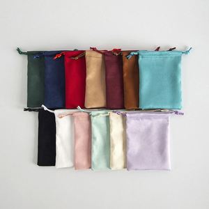 Pochette personnalisée en velours avec cordon de serrage 5x7cm, petits sacs cadeaux en flanelle douce pour emballage de bijoux (bague, boucles d'oreilles) - Vente en gros - Product Image 1