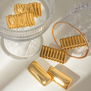 Pendientes Geométricos Cuadrados de Acero Inoxidable con Baño de Oro de 18k, Diseño de Ondas, Joyería Moderna, Accesorio de Moda - Product Image 2